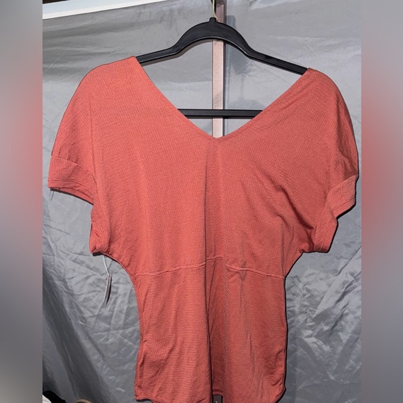 Nike Women's Rust BREATHE T-SHIRT size M - Picture 2 of 3